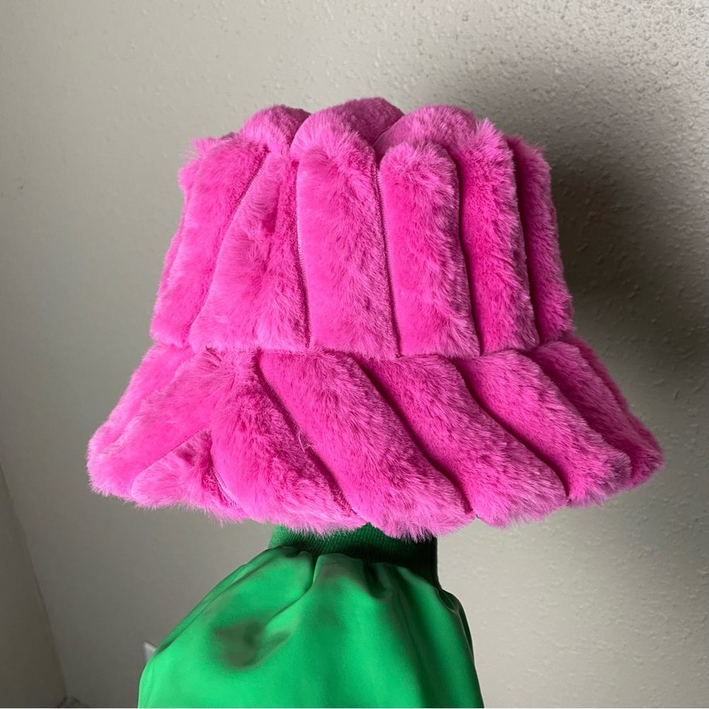 FUZZY BUCKET HAT